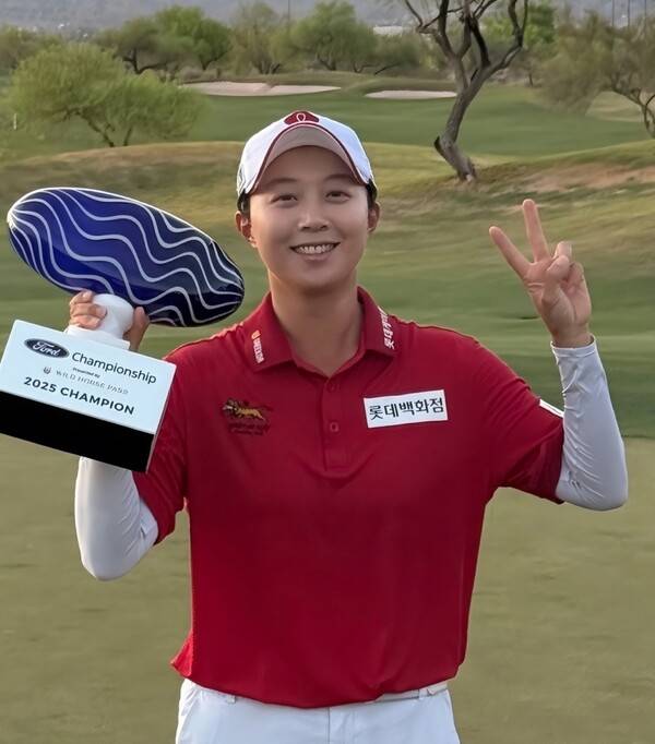 2025년 한국여자프로골프(KLPGA) 투어 제15회 롯데 오픈 1라운드에서 황유민, 김시현 프로와 동반 플레이하는 김효주 프로. 사진은 2025년 미국여자프로골프(LPGA) 투어 포드 챔피언십에서 우승했을 때 모습이다. 사진제공=매드캐토스