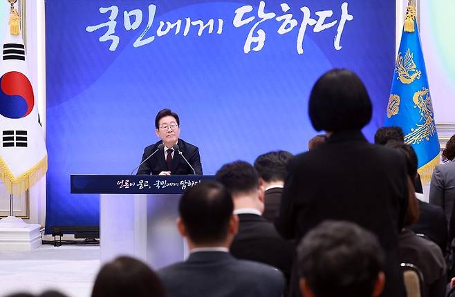 이재명 대통령이 3일 청와대 영빈관에서 '대통령의 30일, 언론이 묻고 국민에게 답하다' 기자회견을 하고 있다.[대통령실통신사진기자단] 2025.7.3(저작권자(c) 연합뉴스, 무단 전재-재배포 금지)