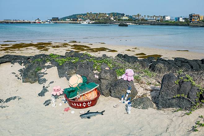 제주 신흥해변은 잔잔한 바닷바람 맞으며 고요하게 피서하기 좋은 여행지다. 짙푸른 바다 색이 여행자의 마음을 흔든다. 최갑수 제공