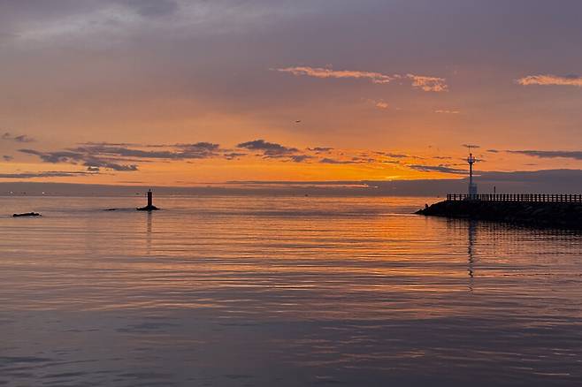 제주 민박집 주인이 추천한 ‘조천수산’에선 지는 해를 바라보며 술 한잔하기 좋다. 최갑수 제공