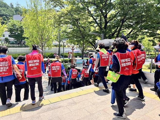 공공운수노조 서울지역공공서비스지부 연세대 분회 조합원들이 지난해 6월 식대 인상과 퇴직자 인원 충원 등을 촉구하는 집회를 하고 있다. 연세대학교 비정규 노동문제 해결을 위한 공동대책위원회 제공