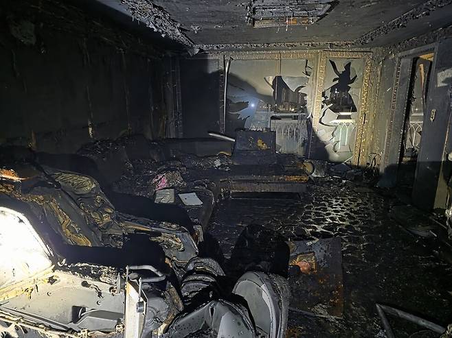 2일 밤 10시58분께 부산 기장군 기장읍의 한 아파트 6층에서 원인을 알 수 없는 불이 났다. 부산시 소방재난본부 제공