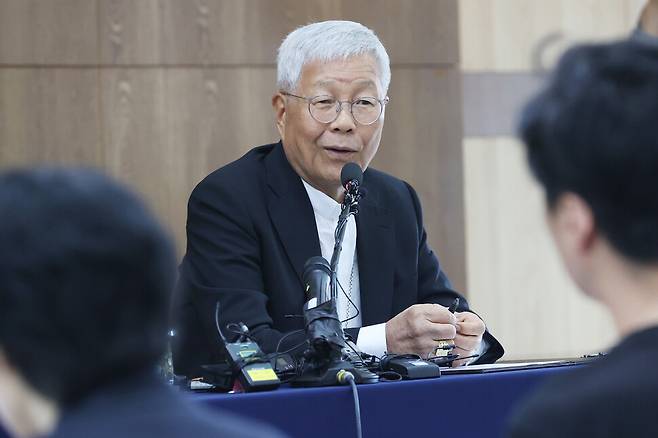 교황청 성직자부 장관 유흥식 추기경이 3일 서울 광진구 한국천주교주교회의 기자간담회에서 질문에 답하고 있다. 연합뉴스
