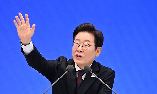 이재명 대통령이 3일 서울 종로구 청와대 영빈관에서 열린 취임 첫 공식 기자회견 ‘대통령의 30일, 언론이 묻고 국민에게 답하다’에 참석해 기자 질문에 답변하고 있다. 대통령실사진기자단