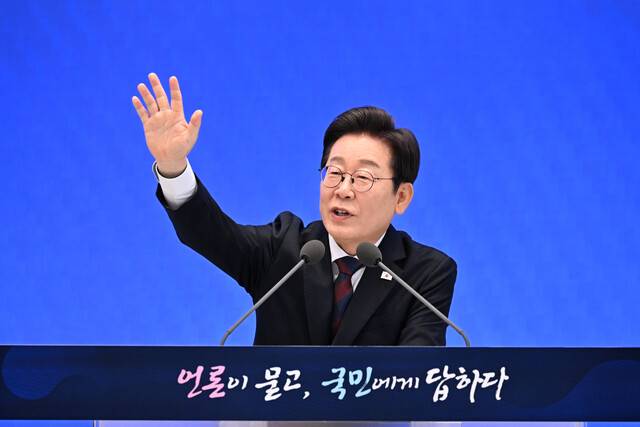 이재명 대통령이 3일 청와대 영빈관에서 열린 취임 첫 공식 기자회견 ‘대통령의 30일, 언론이 묻고, 국민에게 답하다’에 참석해 기자 질문에 답변하고 있다. 대통령실사진기자단