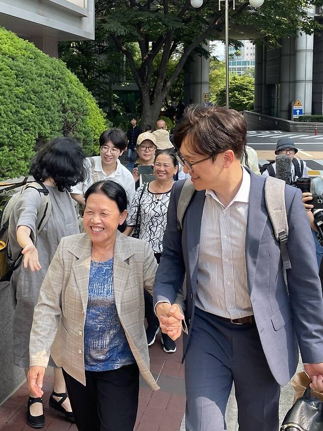 한국군에 의한 베트남전 민간인 학살 피해 생존자인 68살 응우옌티탄(앞줄 왼쪽)이 2025년 6월18일 임재성 변호사(앞줄 오른쪽)와 손잡고 서울고등법원으로 향하고 있다. 한베평화재단 제공