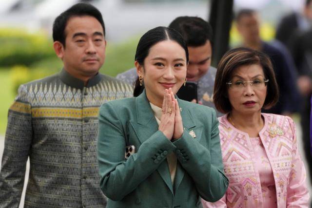 패통탄 친나왓 ○○○ 총리가 1일(현지 시간) 국무회의 참석을 위해 방콕 정부 청사에 도착하면서 인사하고 있다. AP=뉴시스