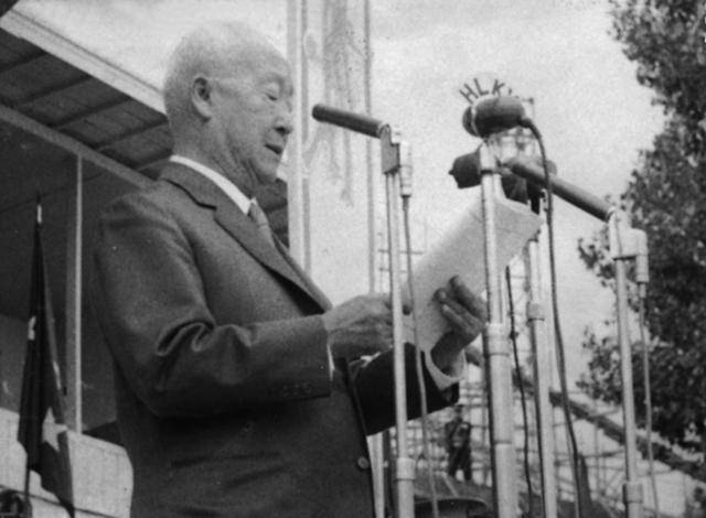 군인들에게 연설하고 있는 이승만 초대 대통령. 한국일보 자료사진