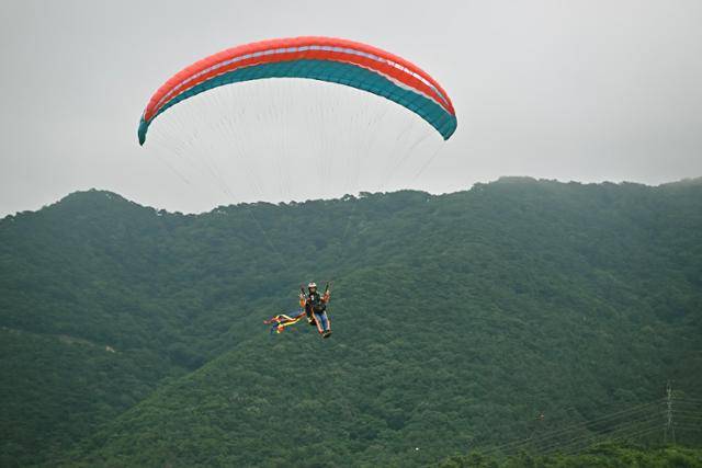 성낙윤씨가 옥마산 정상 위에서 은퇴 비행을 하고 있다. 보령=정다빈 기자