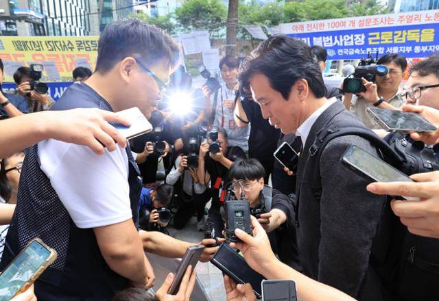 김영훈 고용노동부 장관 후보자가 6월 24일 인사청문회 준비 사무실이 위치한 서울 중구 서울지방고용노동청으로 들어가다 민주노총 금속노조 주얼리분회 조합원들의 요청에 대화하고 있다. 연합뉴스