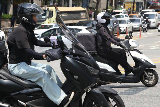 지난달 17일 배달기사들이 서울 테헤란로를 오가고 있다. 연합뉴스