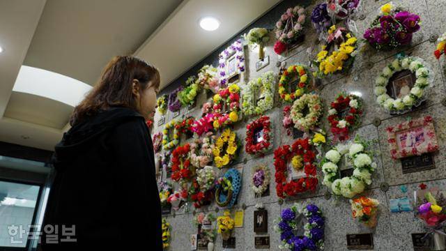 5월 20일 고미애씨가 경기 파주시에 위치한 추모의집에서 아빠의 납골함을 바라보고 있다. 박고은·이수연·박채원 PD