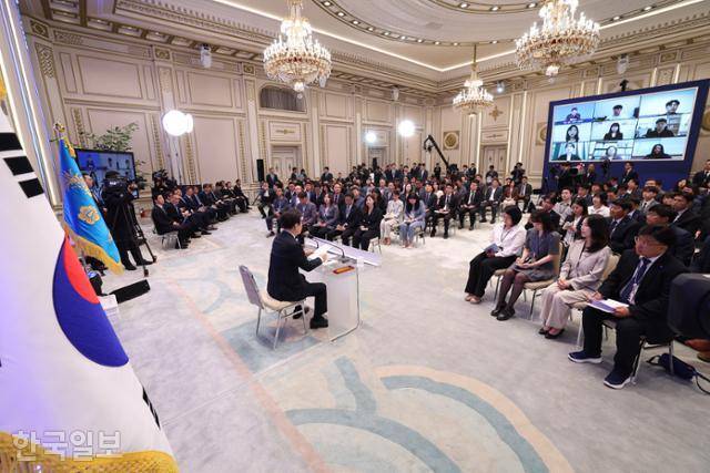 이재명 대통령이 3일 청와대 영빈관에서 열린 취임 첫 공식 기자회견 '대통령의 30일, 언론이 묻고 국민에게 답하다'에 참석해 기자 질문에 답변하고 있다. 왕태석 선임기자