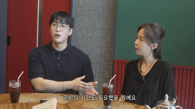 코요태 멤버 신지의 예비신랑인 가수 문원이 돌싱남이라는 사실을 밝혔다. 유튜브 채널 '어떠신지?!?' 캡처