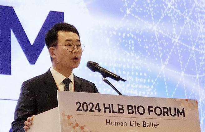HLB의 운명을 가를 미국 FDA의 판단이 주목된다. 어깨가 무거워진 진양곤 HLB 회장이 지난 5월 23일 서울 송파구 소피텔 앰배서더 서울에서 열린 '제2회 HLB바이오포럼'에서 개회사를 하고 있다. 2024.05.23 [사진=연합뉴스]