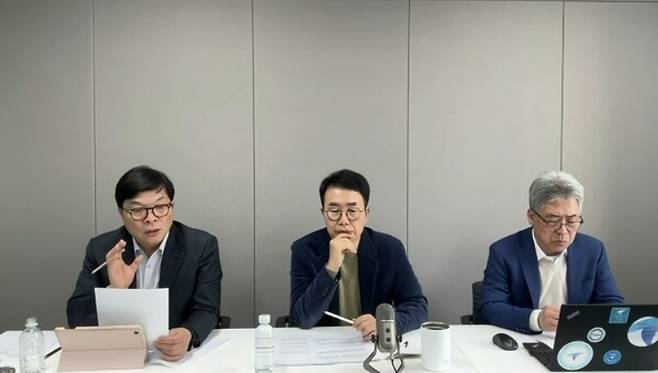 진양곤 HLB그룹 회장(중간)이 지난 3월 21일 오전 온라인 간담회를 열고 간암신약 리보세라닙 병용요법 FDA 승인 불발에 대해 설명하고 있다. 2025.03.21 [사진=HLB 온라인 기자간담회 화면 캡처]