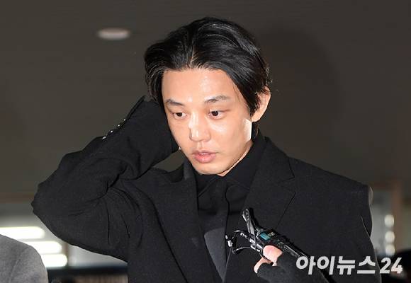 마약을 상습 투약한 혐의를 받는 배우 유아인(본명 엄홍식)이 첫 재판을 받기위해 지난 2023년 12월 12일 오전 서울중앙지방법원에 출석하고 있다. [사진=곽영래 기자]