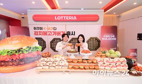롯데리아가 국내산 김치를 활용한 신제품 '김치불고기버거' 2종을 3일 출시한 가운데 서울 용산구 롯데리아 숙대입구점에서 모델들이 제품을 선보이고 있다. [사진=정소희 기자]