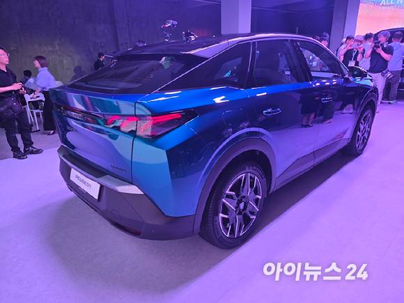 푸조 '3008 스마트 하이브리드' 후측면. [사진=김종성 기자]