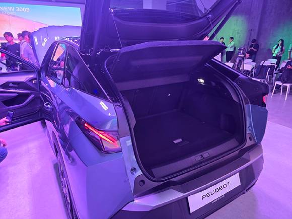 푸조 '3008 스마트 하이브리드' 트렁크. [사진=김종성 기자]
