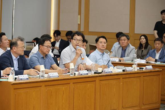 최종태 대경ICT산업협회 회장이 ‘AX 시대 협력모델’을 제안하고 있다 [사진=대구상공회의소]