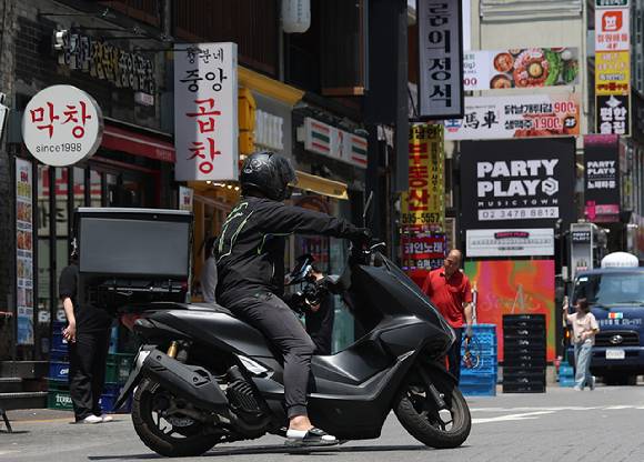 여러개의 앱을 사용하는 소비자들이 늘어나면서 '멀티 호밍'이란 용어가 널리 쓰이게 됐다. 배달앱도 예외가 아니다. 사진은 서울 강남의 한 번화가에서 배달 라이더가 이동하고 있는 모습. [사진=연합뉴스]