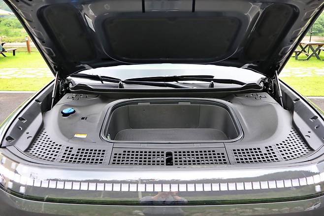 아이오닉 9 전방 프렁크 적재공간 / 출처=IT동아