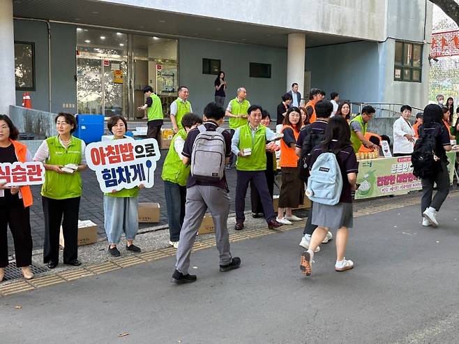 제주농협과 학부모회원들이 3일, 영주고 앞에서 아침밥을 나누며 학생들을 맞이하고 있다. (제주농협 제공)