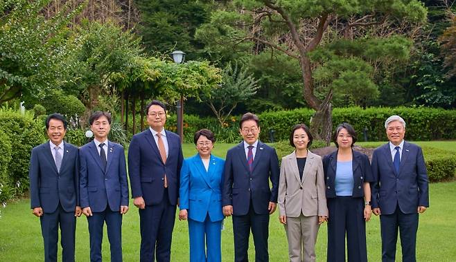 이재명 대통령이 3일 서울 한남동 관저에서 비교섭단체 5당 지도부와 오찬 회동에 앞서 기념촬영을 하고 있다. (대통령실)