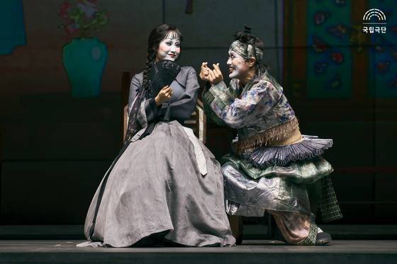 조선 시대로 무대를 옮겨 재탄생한 셰익스피어 희극 ‘십이야’. [사진 국립극단]