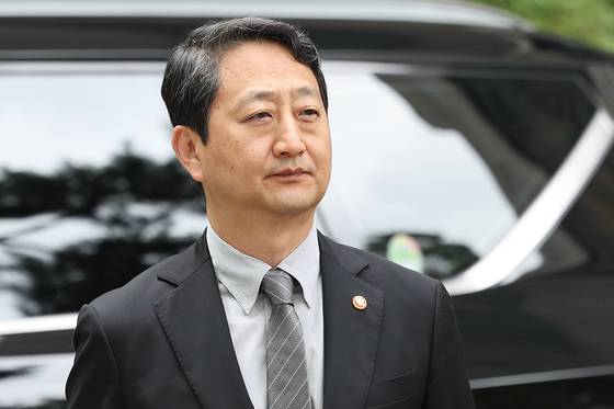 안덕근 산업통상자원부 장관이 2일 내란 특검 조사를 받기 위해 서울 서초구 서울고검 청사로 출석하고 있다. 뉴스1