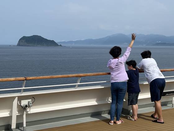 세레나호가 대만 북부 지룽에 접근하는 모습. 한 가족이 바다를 만끽하고 있다. 강석현 기자