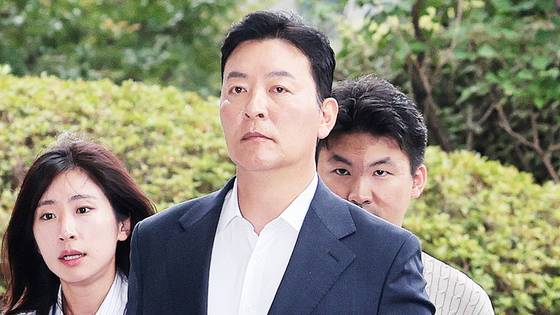 김성훈 전 대통령 경호처 차장이 3일 내란 특검팀 조사를 받기 위해 서초구 서울고검으로 들어서고 있다. 연합뉴스