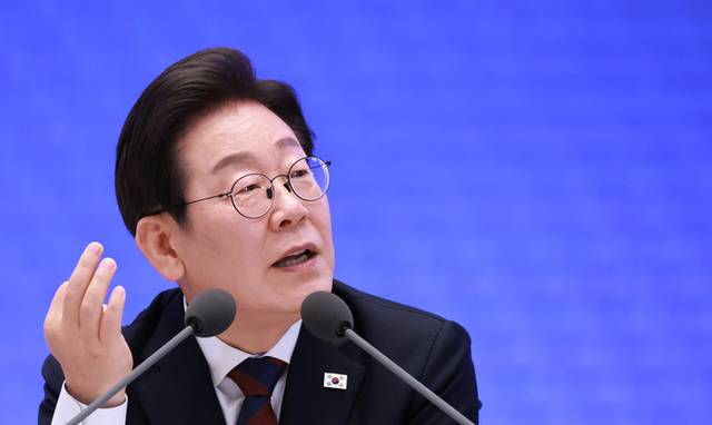 ▲ 이재명 대통령이 3일 청와대 영빈관에서 ‘대통령의 30일, 언론이 묻고 국민에게 답하다’ 기자회견을 하며 취재진 질문에 답하고 있다. 연합뉴스