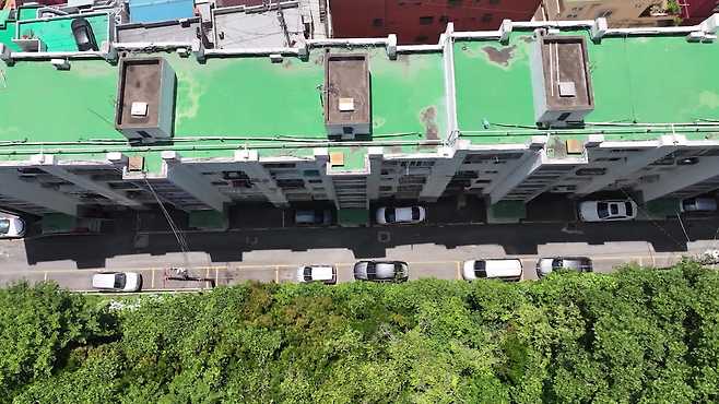 아파트 입구는 부산시 소유 숲과 맞닿아 있습니다.