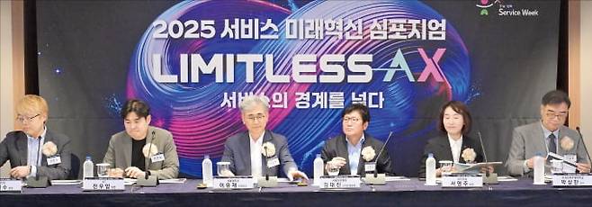 한국표준협회는 2일 서울 소공동 롯데호텔에서 ‘서비스 미래혁신 심포지엄’을 열었다. 강민수 LG전자 MS사업본부 담당(왼쪽부터), 전우암 KT 디지털채널기획팀 팀장, 이유재 서울대 경영대 석좌교수, 김대진 서울성모병원 스마트병원장, 서영주 대한항공 고객서비스실 실장, 박상찬 한국뉴욕주립대 교수.   /한국표준협회 제공