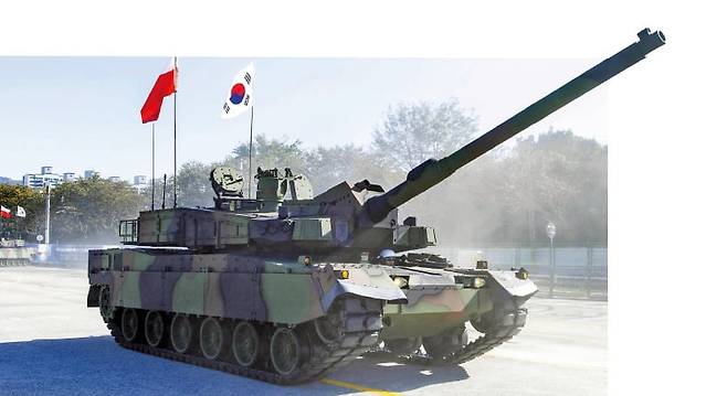 K-2 전차가 2022년 폴란드에 첫 수출을 하기 위해 현대로템 창원공장에서 나오고 있다.  /현대로템 제공