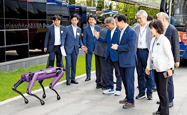 < 현대차 남양연구소 찾은 국정委 > 국정기획위원회 경제1·2분과 위원들이 2일 현대자동차그룹 남양연구소를 방문해 미래 모빌리티 산업 현황을 점검했다. 정태호 경제1분과장(앞줄 오른쪽 두 번째) 등이 연구소에서 로봇개와 인사하고 있다.   /국정기획위원회 제공