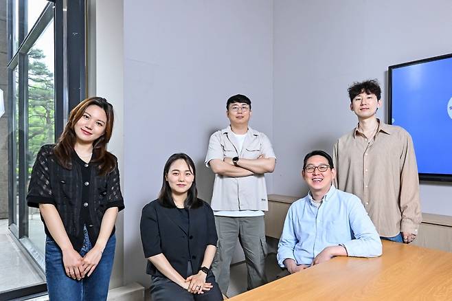 (왼쪽부터) 최서인 LG화학 글로벌CSR팀 선임, 박주영 선임, 김상현 책임, 이영준 팀장, 박찬 책임. 사진=서범세 기자