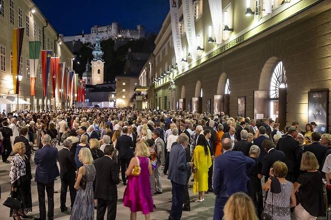 잘츠부르크 페스티벌이 열리는 극장 앞 전경 _ 사진. © SF_Andreas Kolarik.jpg