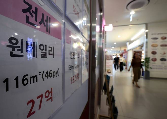 서울 판포동 레미안 원베일리 상가에 시세가 붙어 있다. 사진=한경 최혁 기자