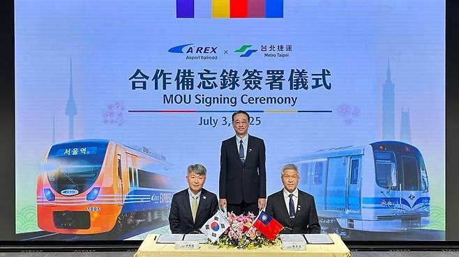 공항철도(주)-타이베이 메트로 업무협약 체결 사진 (왼쪽부터 공항철도 임근식 부사장, 타이베이메트로 황칭신 사장, 잔원타오 부사장)