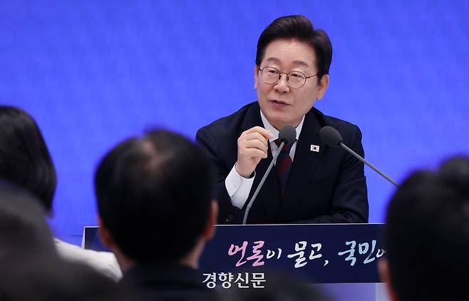 이재명 대통령이 3일 청와대 영빈관에서 열린 취임 첫 공식 기자회견 ‘대통령의 30일, 언론이 묻고 국민에게 답하다’에 참석해 기자들의 질문에 답하고 있다. 대통령실사진기자단