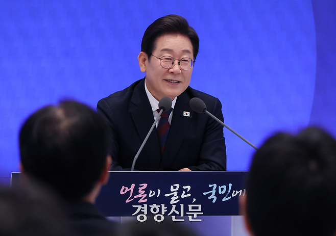 이재명 대통령이 3일 서울 종로구 청와대 영빈관에서 열린 취임 첫 공식 기자회견 ‘대통령의 30일, 언론이 묻고 국민에게 답하다’에 참석해 기자들의 질문에 답하고 있다. 대통령실사진기자단 김창길 기자