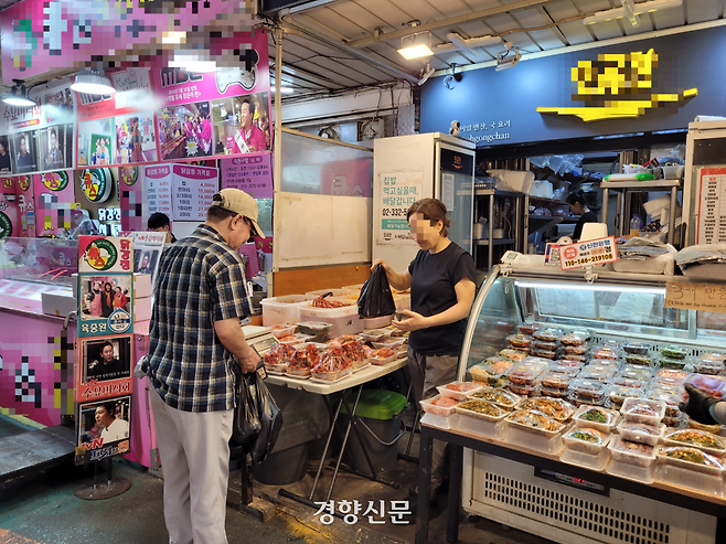 ‘세계 비닐봉지 없는 날’인 3일 서울 마포구 망원시장의  한 반찬가게 상인이 비닐봉지에 담은 반찬을 손님에게 건네고 있다. 백민정 기자