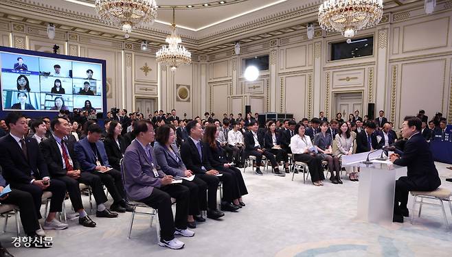 테이블엔 A4 몇장뿐 이재명 대통령 취임 첫 공식 기자회견이 3일 청와대 영빈관에서 타운홀 미팅 형식으로 진행되고 있다. 질의응답에는 내신, 외신 기자는 물론 풀뿌리 지역언론도 참여했다. 김창길 기자