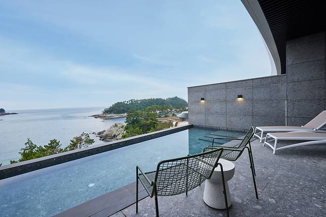 The Villa Stellar's outdoor pool at Sol Beach Namhae [SOL BEACH NAMHAE]