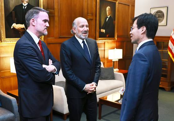 Yeo Han-koo, right, Korea's new trade minister, talks with U.S. Trade Representative Jamieson Greer, left, and U.S. Commerce Secretary Howard Lutnick during their meeting in Washington on June 23, in this photo released by Korea's Ministry of Trade, Industry and Energy. [YONHAP]