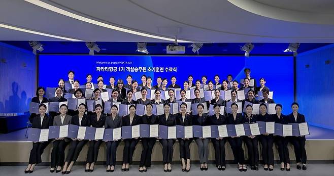지난달 28일 유한대학교에서 진행된 '파라타항공 1기 객실승무원 수료식'에서 승무원들이 기념 촬영을 하고 있다. 파라타항공 제공