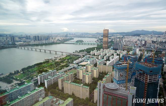 서울 여의도 파크원에서 바라본 아파트 모습. 박효상 기자